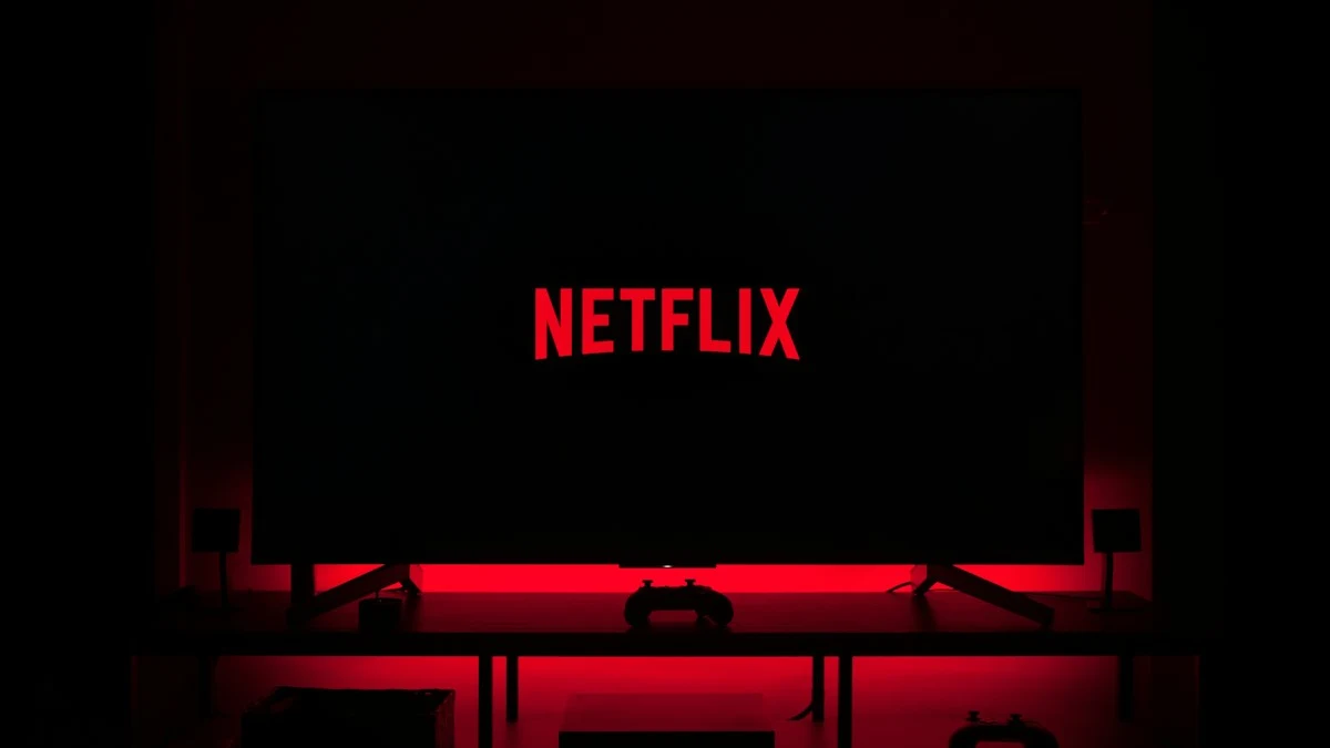 Modern wall-mounted internet television streaming setup comparing modern IPTV TV providers against satellite dishes